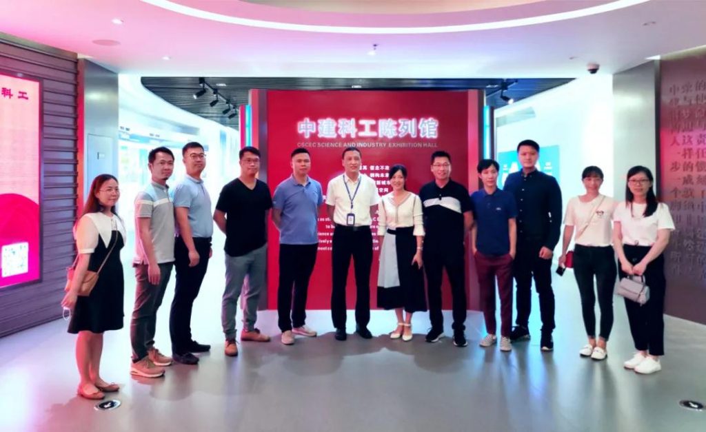 巖星專題 | 廣東工業(yè)設計城領導蒞臨深圳參觀深圳優(yōu)秀企業(yè)博物館插圖 廣東工業(yè)設計城領導、深圳中國鋼結構博物館館長、巖星領導合照