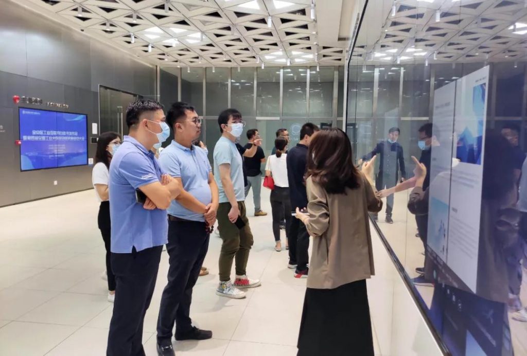 巖星專題 | 廣東工業(yè)設計城領導蒞臨深圳參觀深圳優(yōu)秀企業(yè)博物館插圖(13)